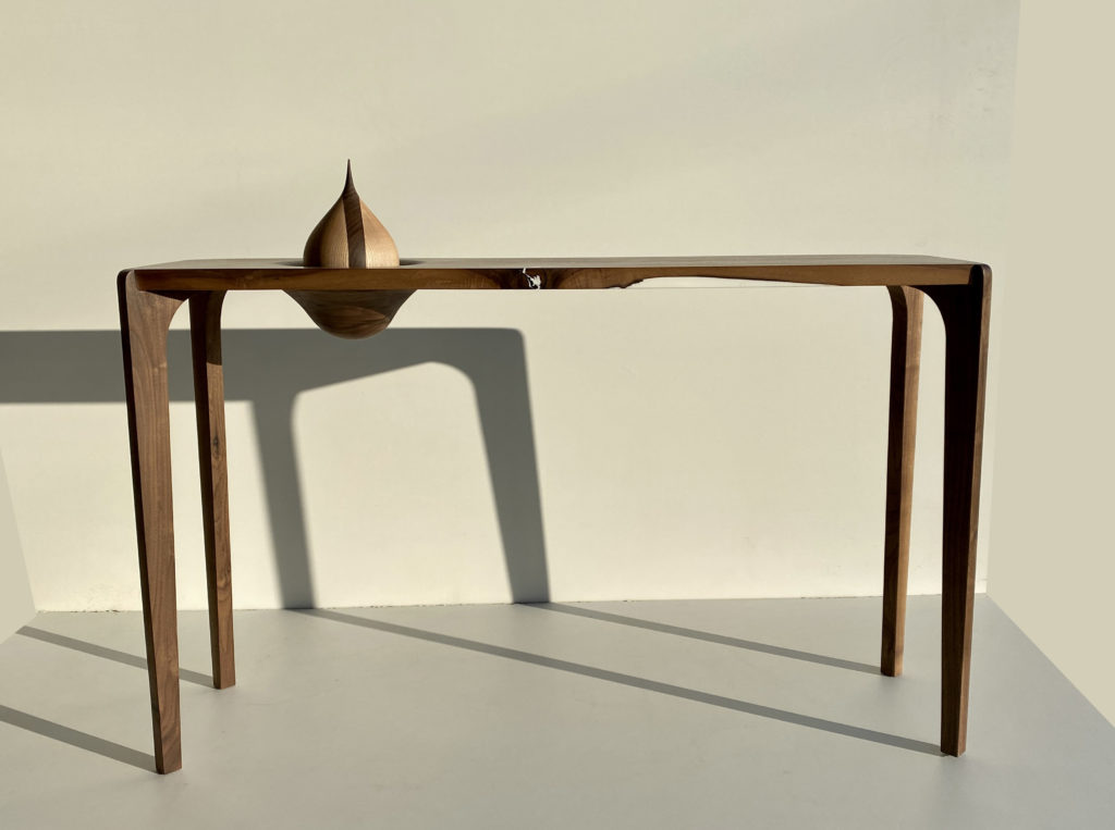 la goute qui déforme le plateau par son poids