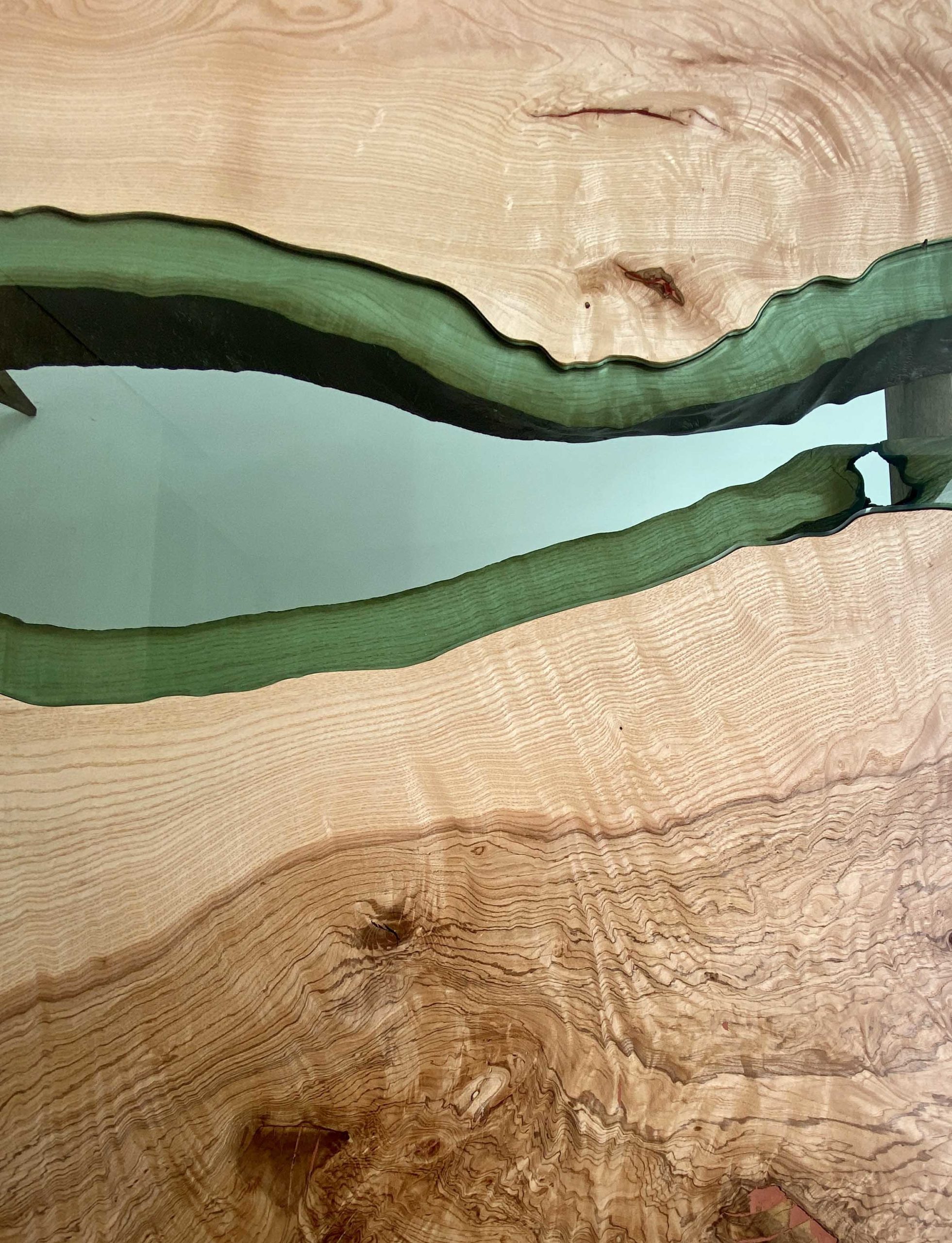 plateau en verre symbolisant une rivière