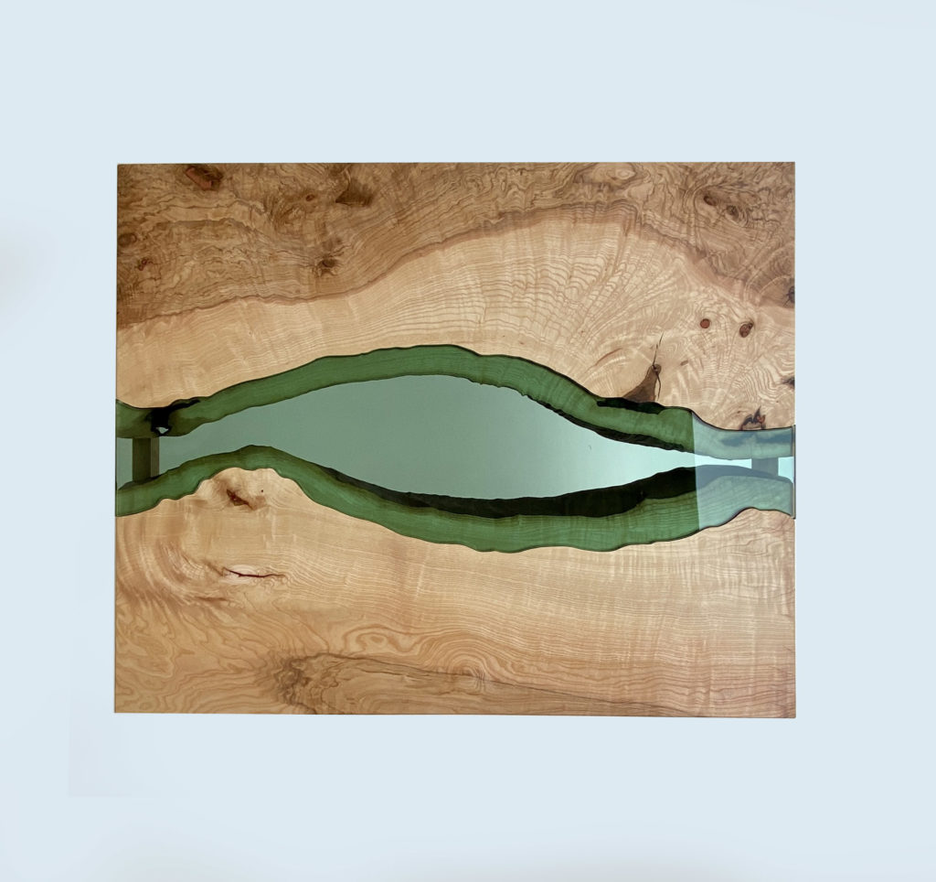 la rivière coule au milieu de la table basse