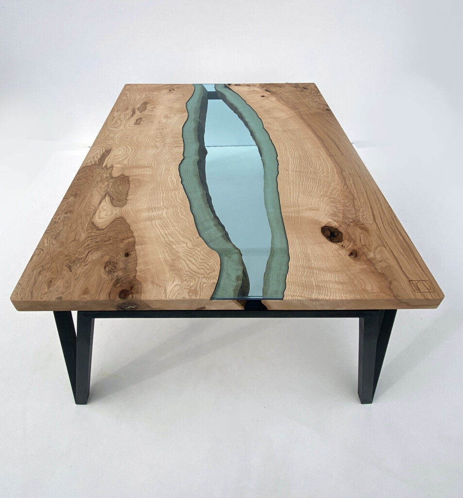 table basse rivière avec un plateau en verre securit