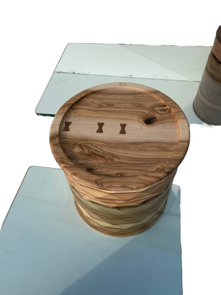 les pieds en bois intègrent une rainure permettant de faire glisser le plateau en verre à l'intérieur