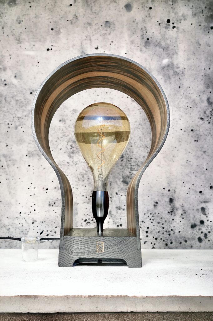 lampe cintrée en bois de face