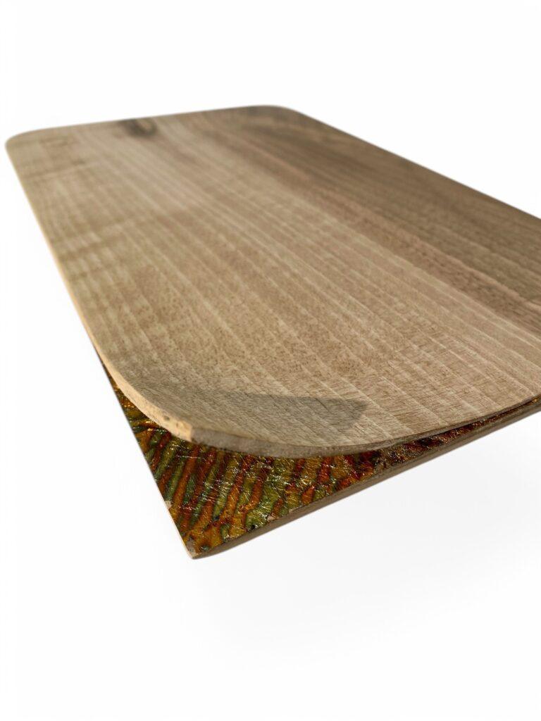 plateau en bois et feuilles d'or oxydées